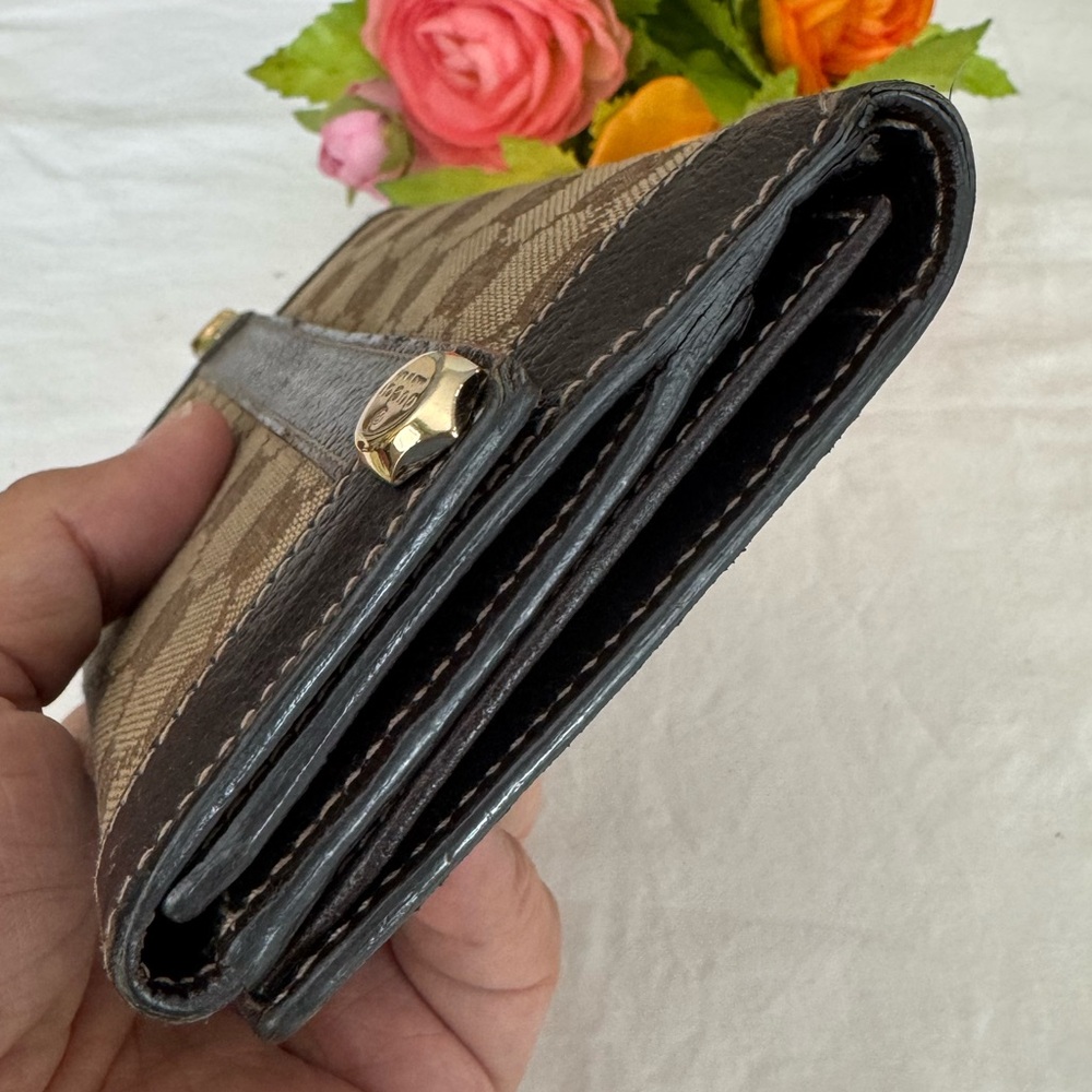 Authentic Gucci Tan and Brown Monogram Wallet with Box - Picture 4 of 14